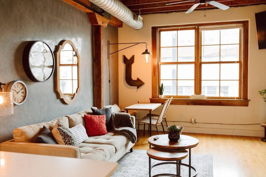 Broken Clock — 4-Star Luxury Hotel in Springfield, United States