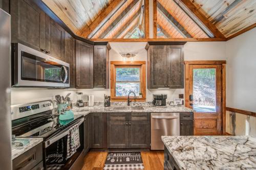 Brand New Build Luxury Mountain Chalet with Hot tub pool Game Room Premium features — 4-Star Luxury Hotel in Ellijay, United States