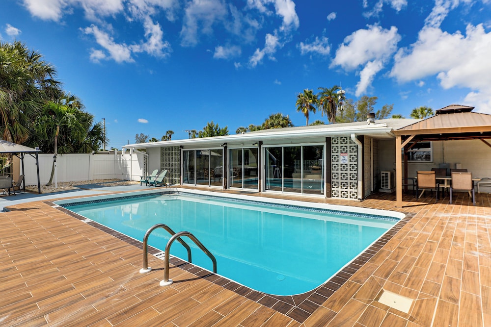 Furnished Sunroom w TV Canal front Bradenton Gem in Bradenton, United States