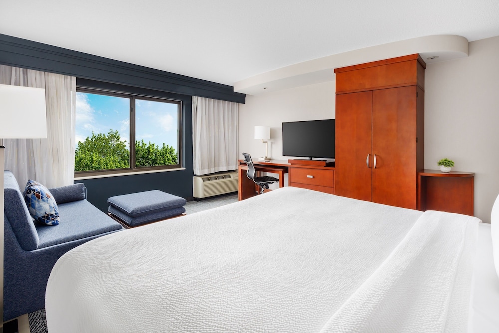 Courtyard by Marriott Manchester Boston Regional Airport - photo 7