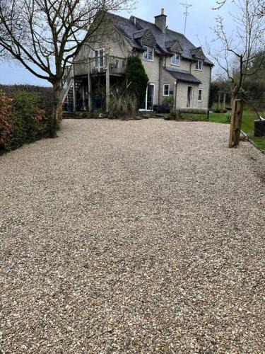 Totally Private idyllic House with hot tub in an acre of private gardens — 4-Star Luxury Hotel in South Cerney, United Kingdom