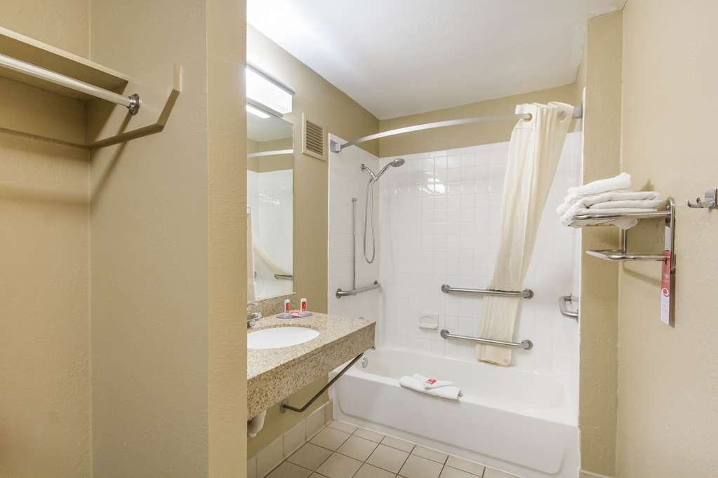 Econo Lodge Inn & Suites I 35 at Shawnee Mission - photo 34