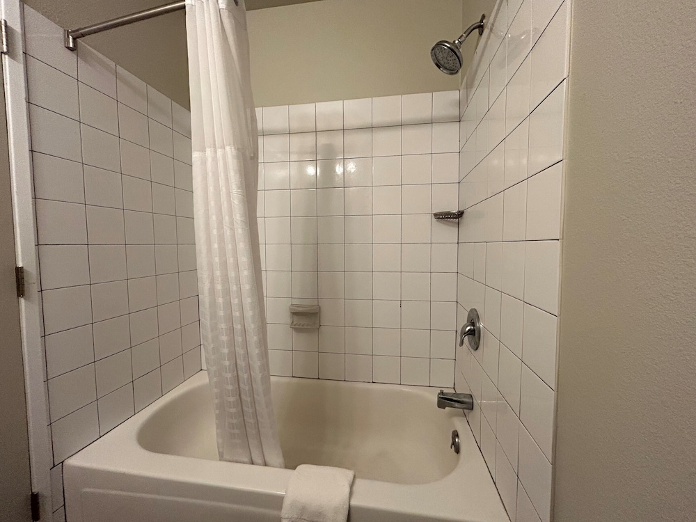 Hwy 50 Inn - photo 13