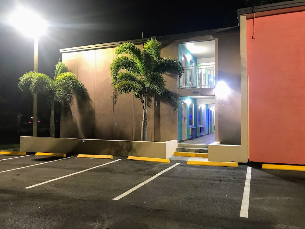 Tropical Inn & Suites - photo 46