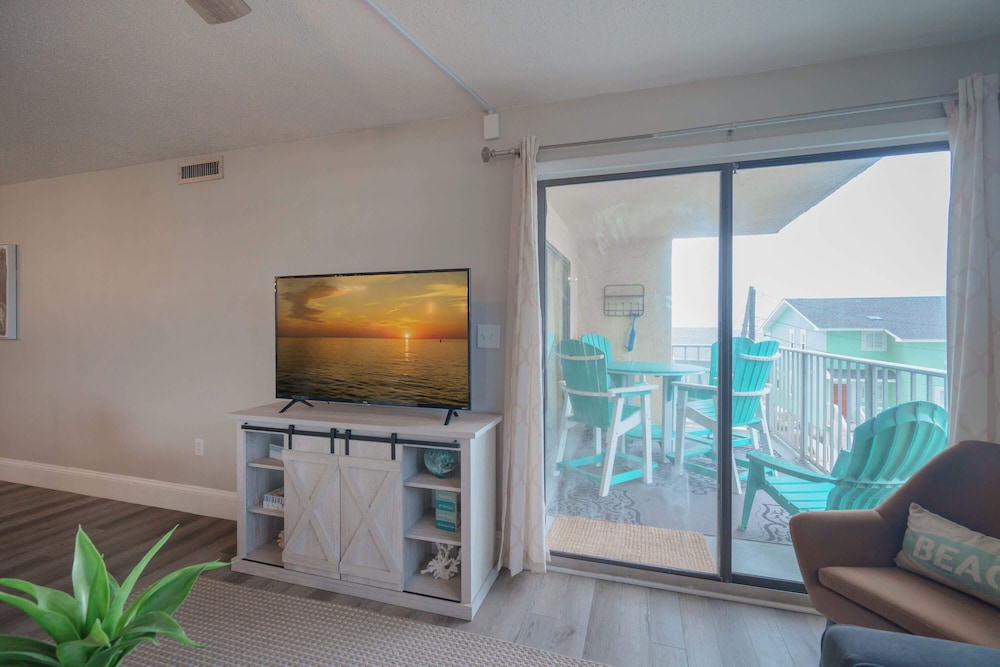 Bethys Beachy Beauty Regency Towers - photo 14