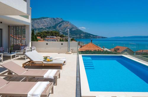 Luxurious VILLA LAPIS heated pool sauna gym and spa 120m to sandy beach — 4-Star Luxury Hotel in Omis, Croatia