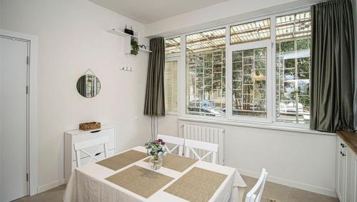 Elegant 1BR Vake Apt for 3 By Wehost
