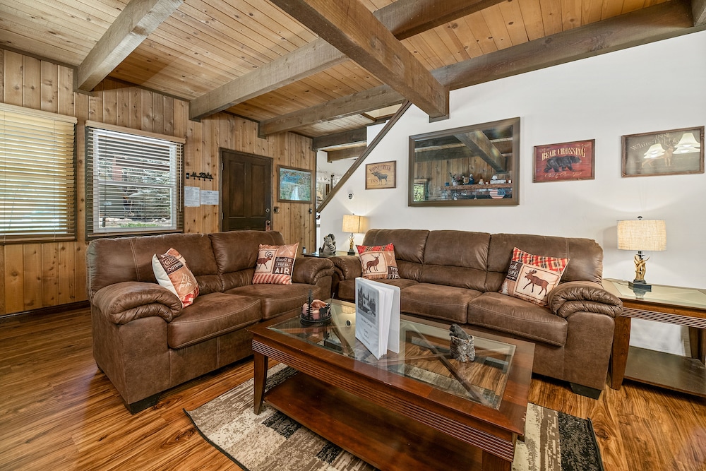 Little Bear Cottage Cozy quaint cabin with a great fireplace and so many fun board games — 4-Star Luxury Hotel in Big Bear Lake, United States