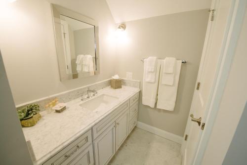 The East Island Reserve Hotel - photo 108