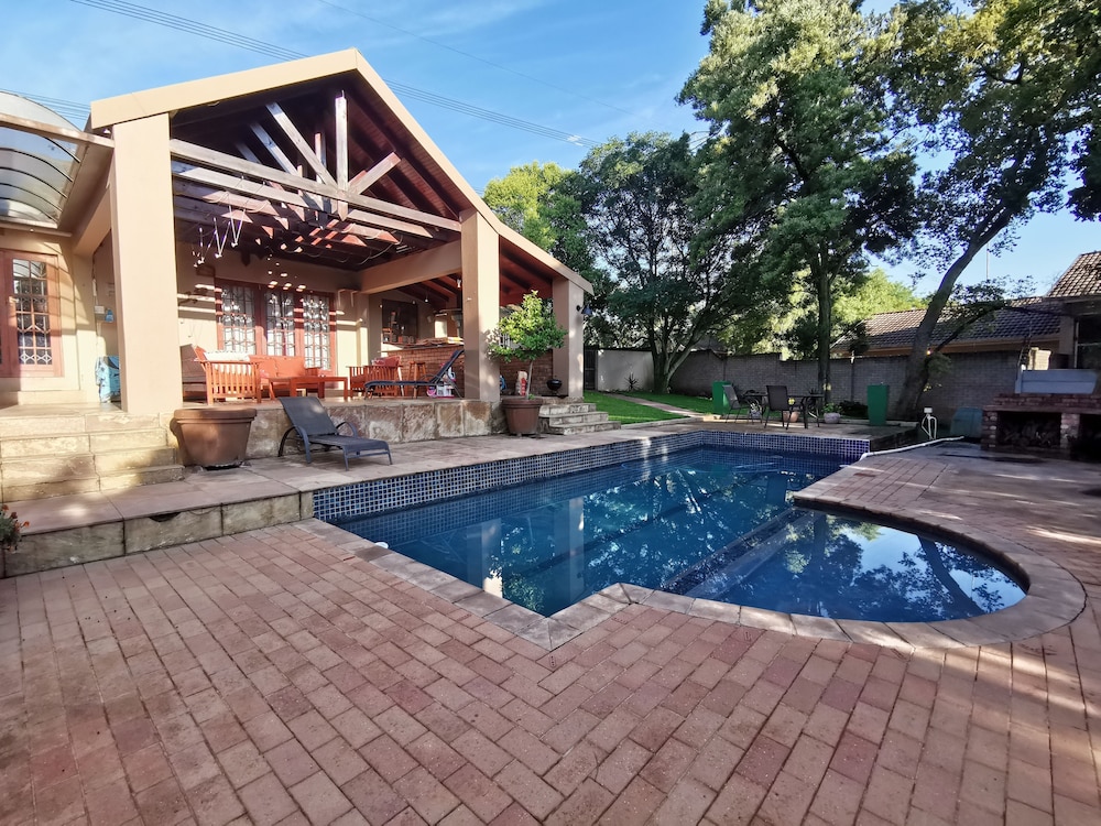 Paulshof Guesthouse — 4-Star Luxury Hotel in Johannesburg, South Africa