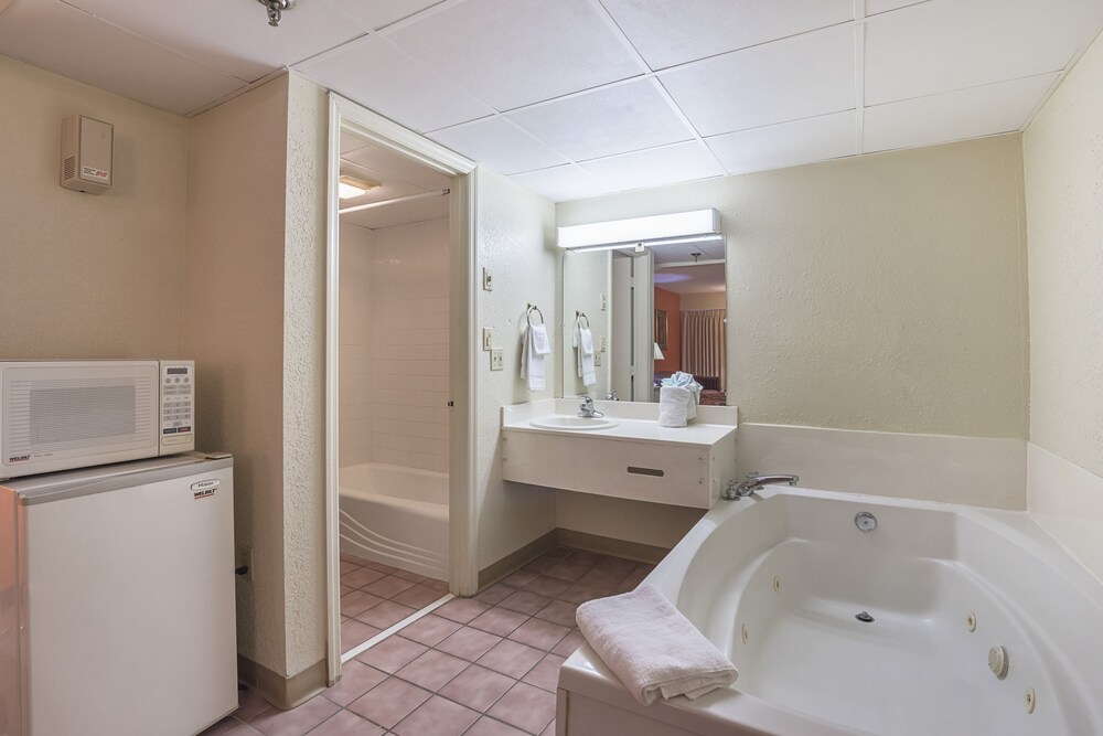 Bear Mount Inn & Suites - photo 49