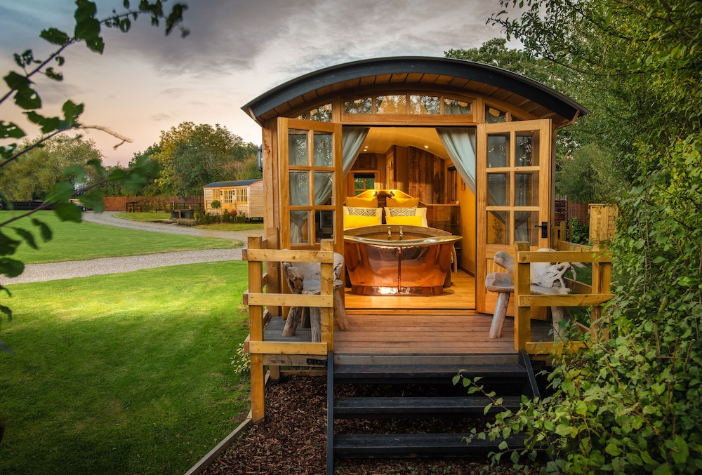 Ashwood Shepherd Hut — 4-Star Luxury Hotel in Worcester, United Kingdom