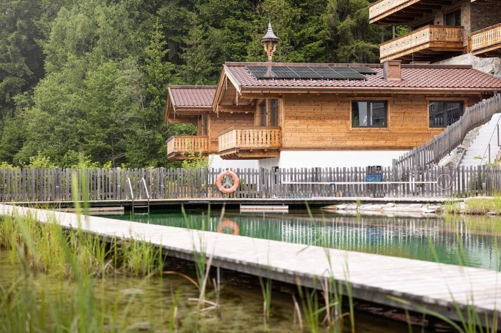 Nationalpark Chalet Grossschober — 4-Star Luxury Hotel in Neukirchen Am Grossvenediger, Austria