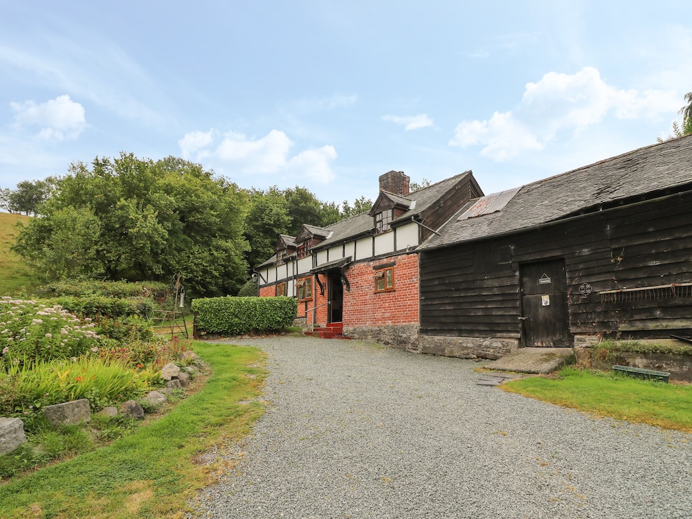 Caerau Farm House — 4-Star Luxury Hotel in Llanidloes, United Kingdom