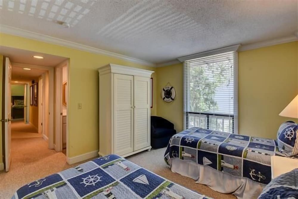 1033 Caravel Court at the Sea Pines Resort - photo 4