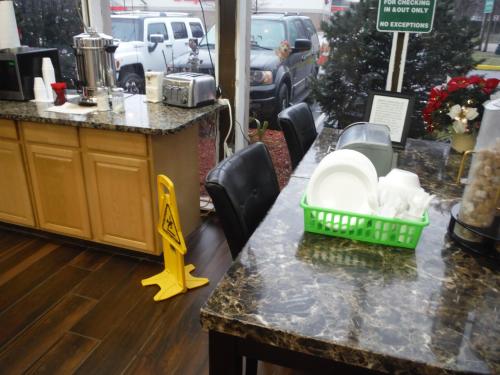 Budgetel Inn & Suites Hotel - photo 9