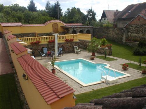 Penzion a Restaurace Nad Hradem — hotel in Tuchlovice