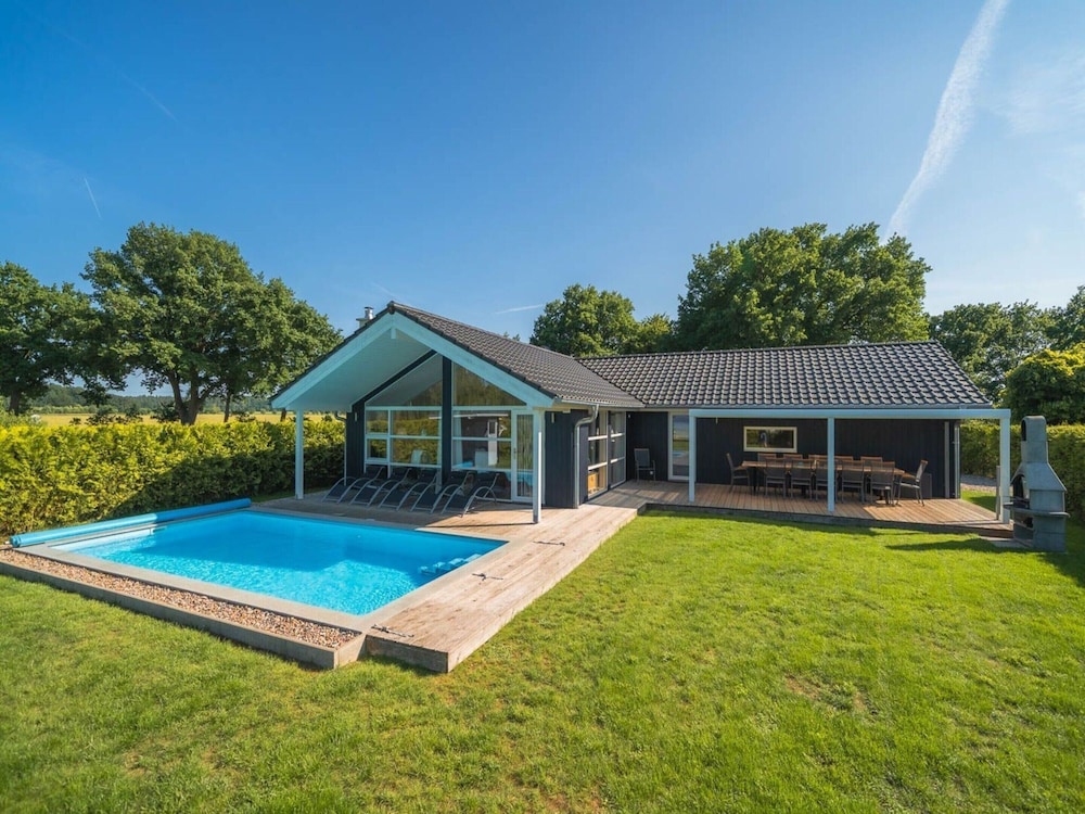 Ferienhaus mit Pool und Sauna am Duemmer See — 4-Star Luxury Hotel in Duemmer, Germany