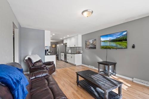 Central Huge Duplex Sleeps 16 — hotel in Wheat Ridge