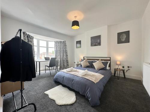 Spacious Detached Home Close to City with Ample Parking on the Drive — 4-Star Luxury Hotel in Derby, United Kingdom
