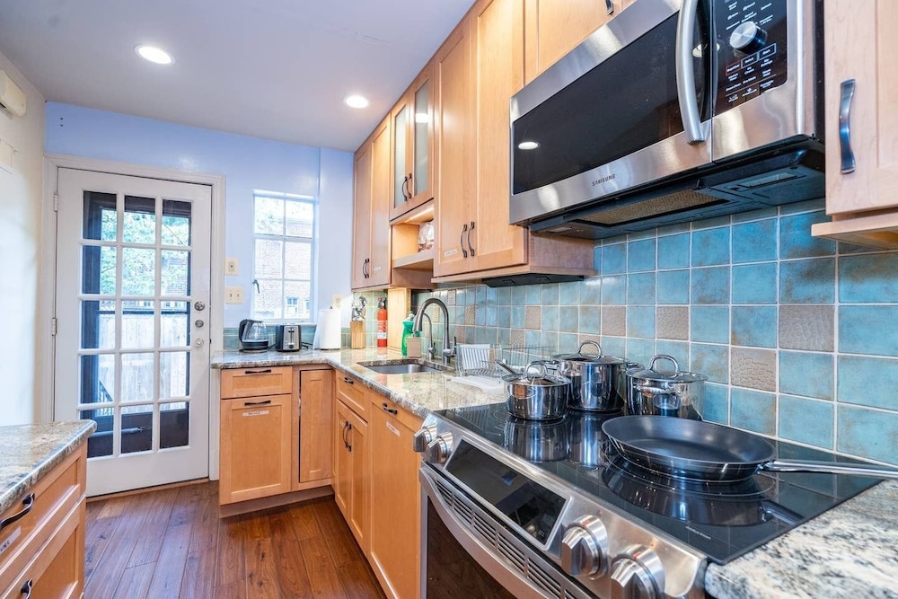 Spacious 4BR CozySuites in Old Town Alexandria - photo 13