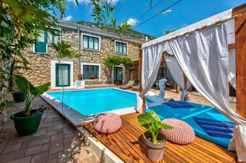 Mediterranes Ferienhaus mit Boulebahn Spielplatz Outdoor Kueche Tischtennis Privatpool — hotel in Veliki Drvenik