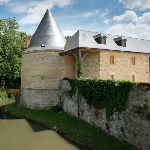 3 Gites Avec Piscine Au Chateau de Charbogne - carbon neutral hotel in Unknown City