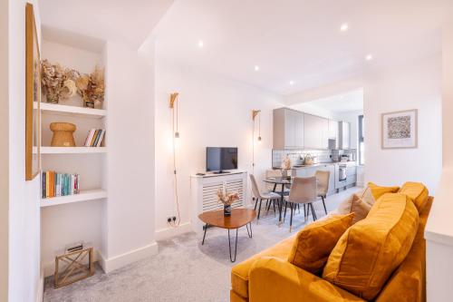 2 bed flat West Kensington Fulham — 4-Star Luxury Hotel in London, United Kingdom