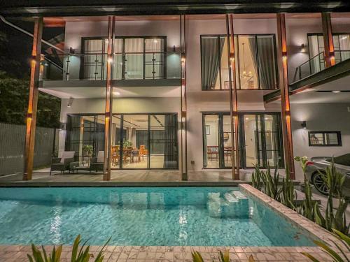 Ang Kaew Pool Villa 4BR 5 Min Drive to Nimmanhemin — 4-Star Luxury Hotel in Chiang Mai, Thailand