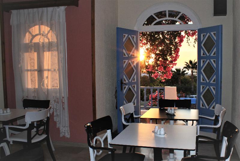 Artemis Santorini in Mesaria, Greece