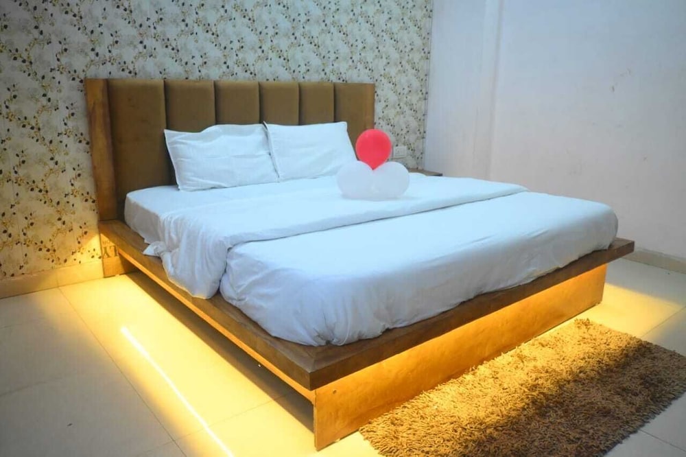 Hotel 7 Solitaires in Kanpur, India