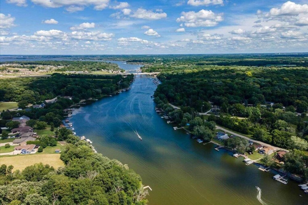 Boat Dock and Backyard Rock River Retreat — Edgerton — photo 4