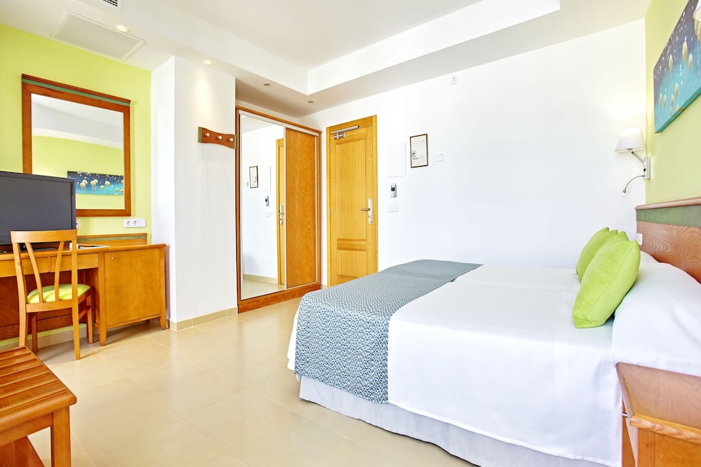 Universal Hotel Laguna — Capdepera — photo 4