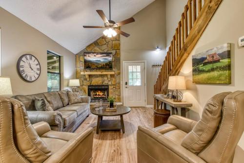 Serene Chalet w Hot Tub Games Wi Fi Pets OK — 4-Star Luxury Hotel in Pigeon Forge, United States