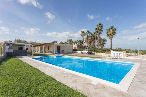 Villa Con Piscina Vista Mare E Etna — 4-Star Luxury Hotel in Brucoli, Italy