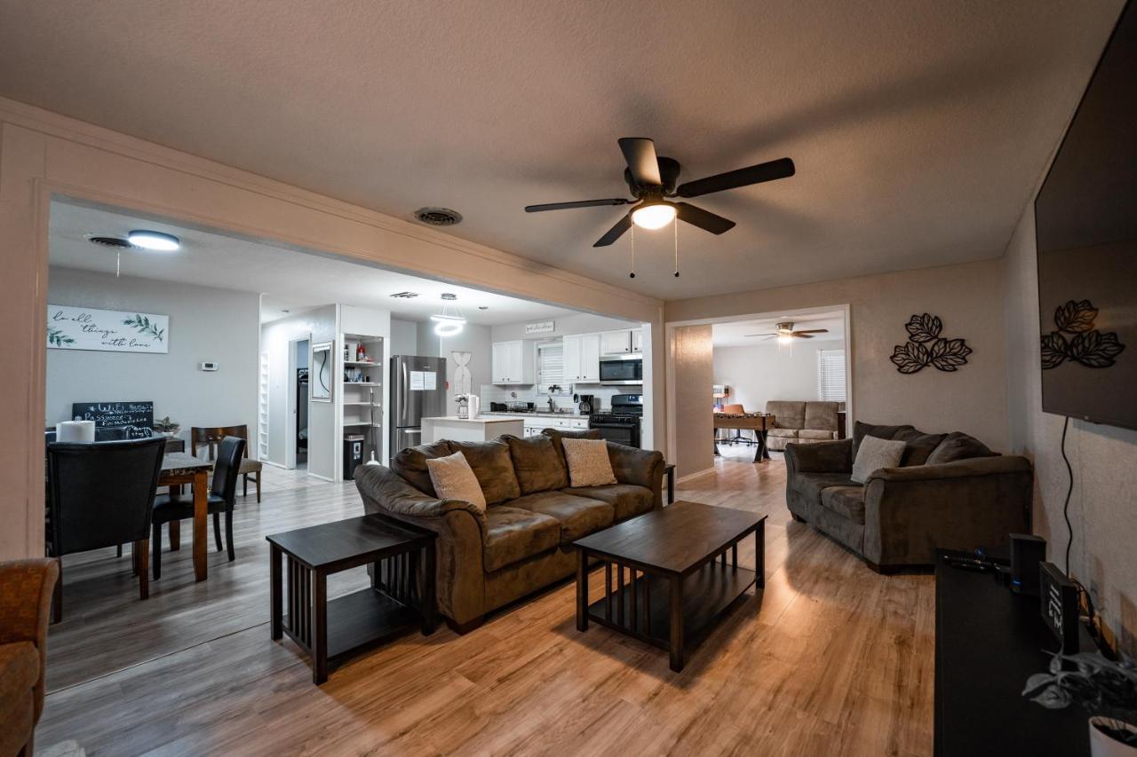 Cozy 3 Bedroom with Hot Tub 2 Min Away From Lackland — 4-Star Luxury Hotel in San Antonio, United States