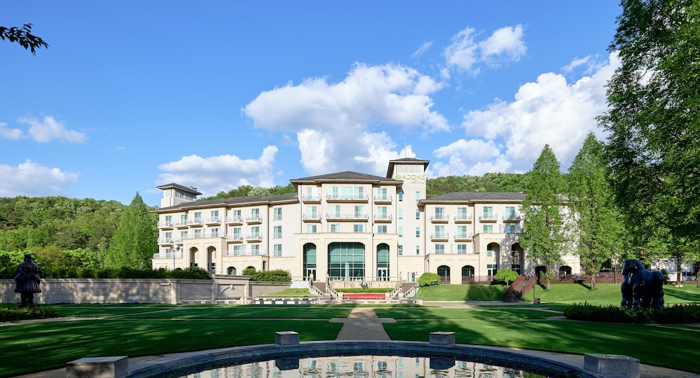 Adonis Hotel - carbon neutral hotel in Unknown City