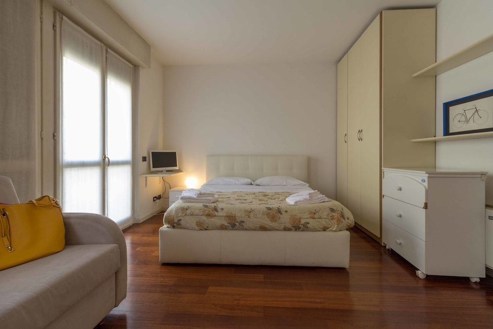 Attico Con Terrazzo Piantumato — hotel in Lecco