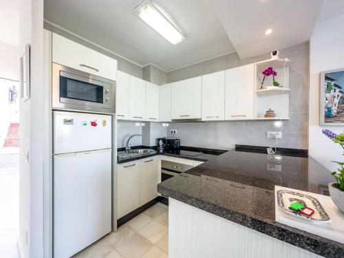 97 Townhouse With Roof Terrace & Views Marbella — 4-Star Luxury Hotel in Marbella, Spain