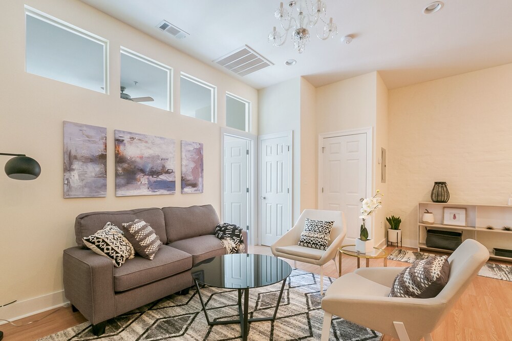 Hip 2BR in Arts Warehouse District - photo 2