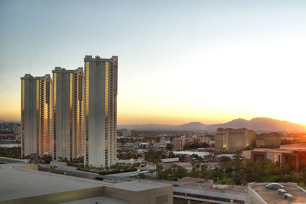 888 Two Bedroom Balcony Suite at Signature Condo Hotel - photo 82