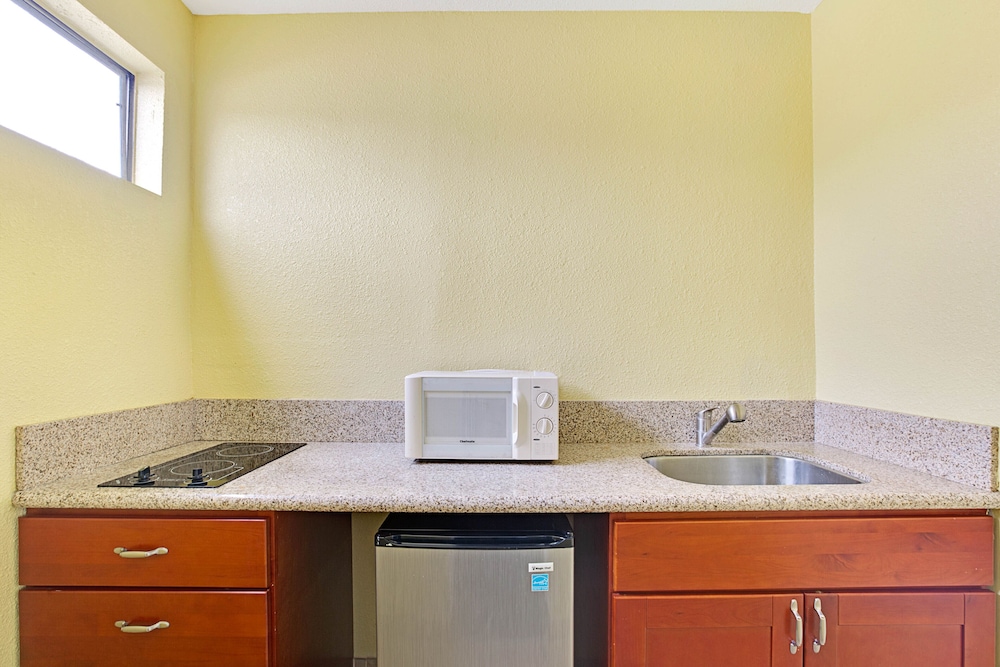 MC Pacific Inn & Suites - photo 11