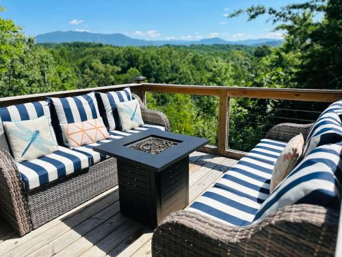 Knockin Boots Cabin Hot Tub Beautiful View — 4-Star Luxury Hotel in Sevierville, United States