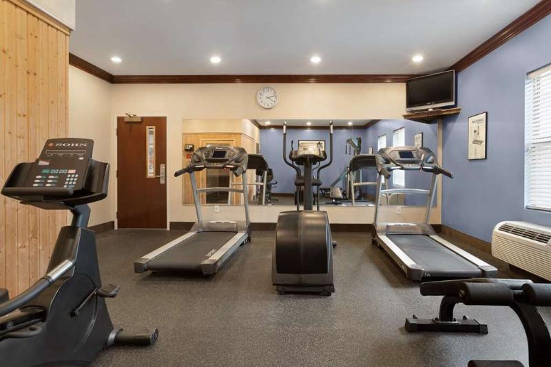 Spring Lake Inn & Suites - photo 5