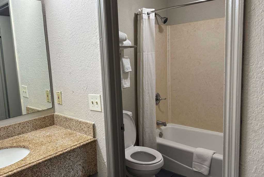 Days Inn by Wyndham Columbia NE Fort Jackson - photo 19