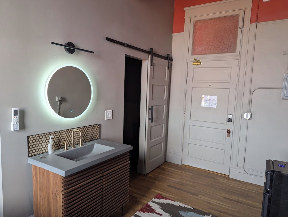 The Well Hotel & Taproom - photo 20