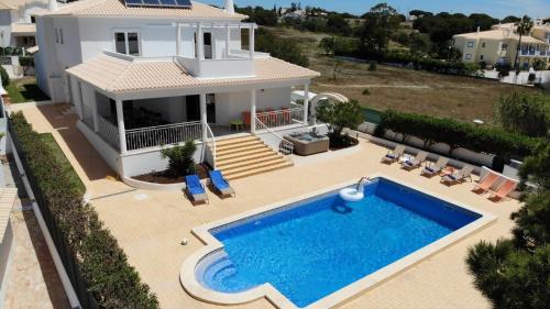 Sunset Villa by Laranjal Rentals — 4-Star Luxury Hotel in Olhos De Agua, Portugal