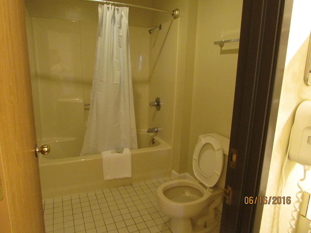 Great Lakes Inn - photo 17