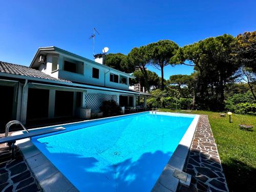 Villa by the Sea and Pool — 4-Star Luxury Hotel in Lignano Sabbiadoro, Italy