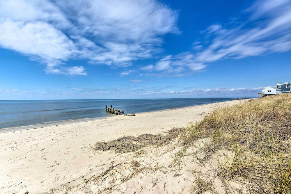 Cozy Villas Cottage with Deck half Block to Beach — 4-Star Luxury Hotel in Villas, United States